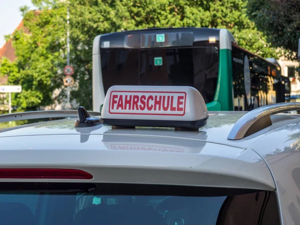 Německá značka autoškoly s autobusem — Stock fotografie