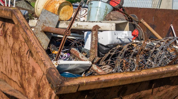 Altmetallcontainer auf einer Baustelle — Stockfoto