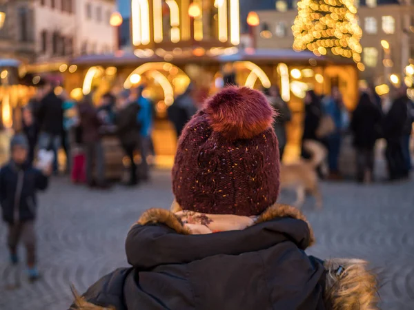 Woman At the Christmas market — Stock Photo, Image