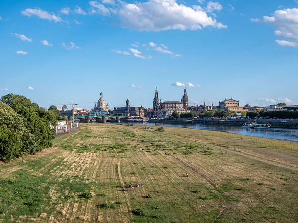 Dresdens skyline på Elbes stränder — Stockfoto