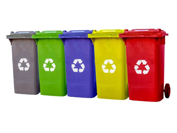 Cubos de basura diferentes colores aislados —  Fotos de Stock