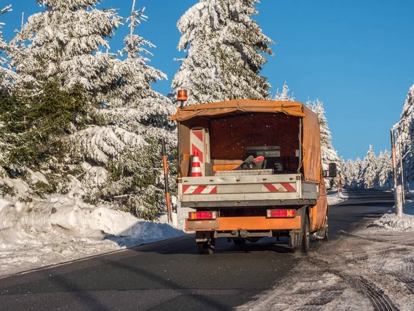 Servicio alemán de limpieza de carreteras de invierno en funcionamiento — Foto de Stock