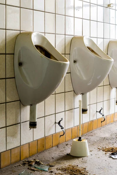 Oude urinoir Mannen toilet — Stockfoto