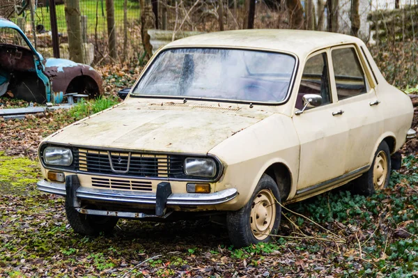 Oud, roestig, Dacia 1300 auto — Stockfoto