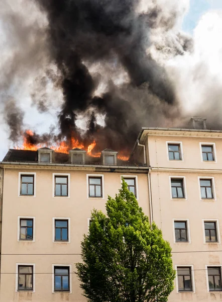 Огонь в доме на крыше — стоковое фото