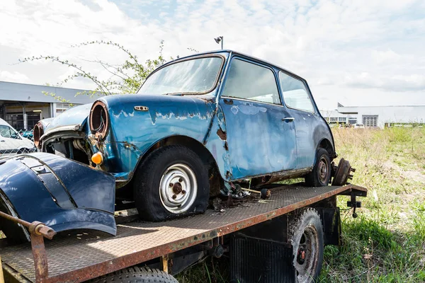 Passenger car loaded onto a tow truck for transportation — Stockfoto