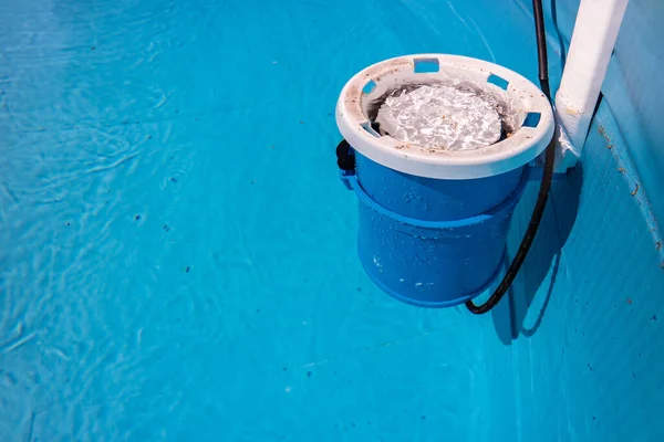 花园游泳池中的水池过滤器 — 图库照片