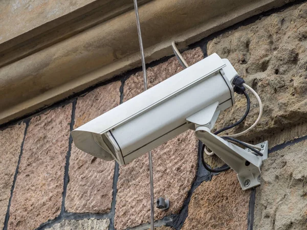Two surveillance cameras in the city — Stok fotoğraf