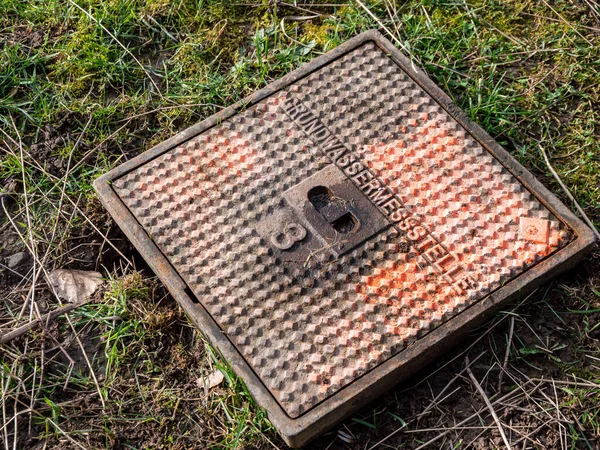 Punto di misurazione delle acque sotterranee su un prato in tedesco — Foto Stock