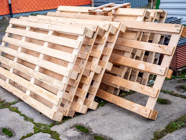 Veel houten pallets voor een warenhuis — Stockfoto