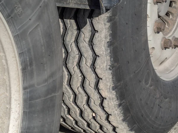 Perfil del neumático del camión viejo —  Fotos de Stock