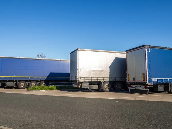 Ciężarówki zaparkowane na parkingu autostrady — Zdjęcie stockowe