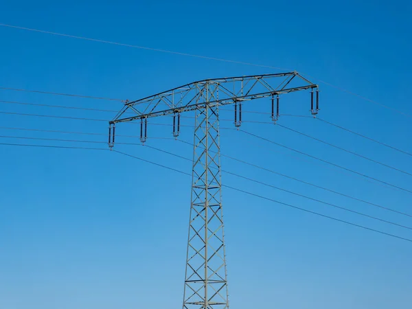 Пілон електрики з блакитним небом — стокове фото