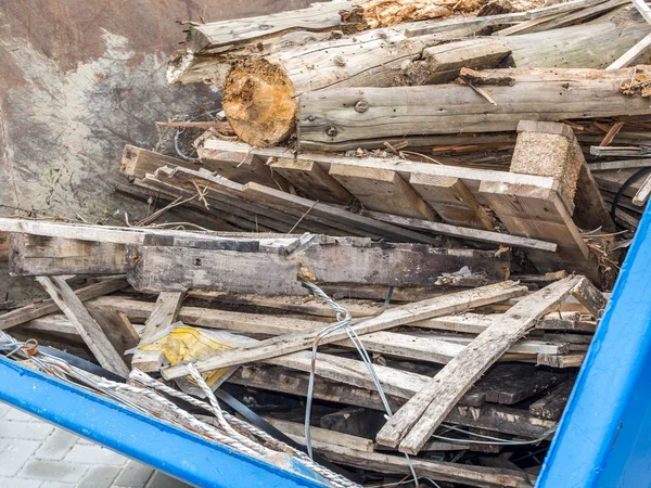 Container mit Holz von einer Baustelle — Stockfoto