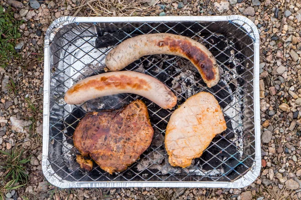 Eldobható barbecue rejlik a természetben Szennyezés háttér — Stock Fotó