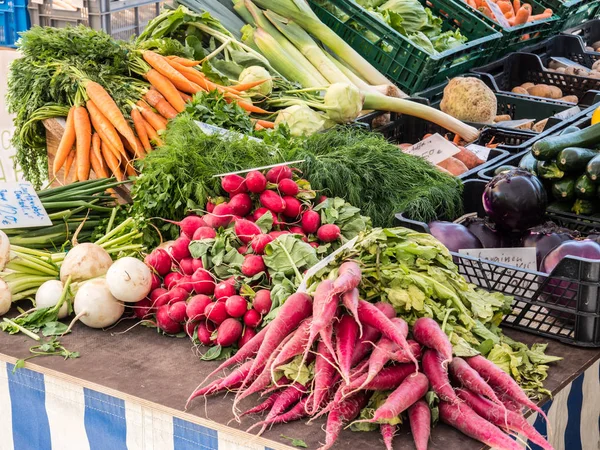 Свіжі органічні овочі на щотижневому ринку — стокове фото