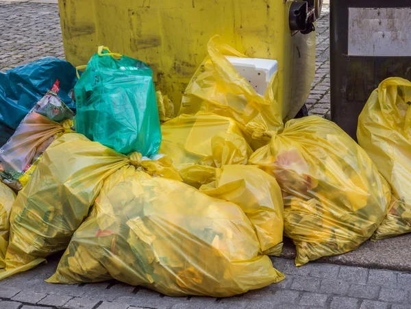 Sacchetti gialli pieni di rifiuti di plastica Fotografia Stock