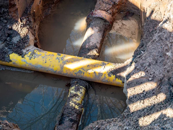 建筑工地土木工程水管破裂地下水 — 图库照片