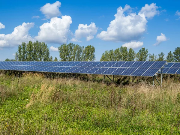 Campo Con Panel Solar Energía Solar —  Fotos de Stock