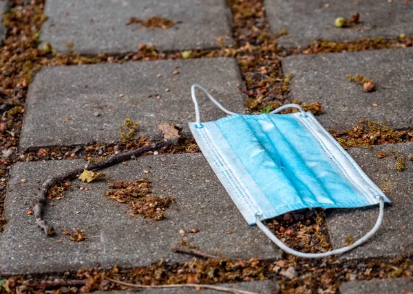 Mundschutz Symbolbild Weggeworfen — Stockfoto