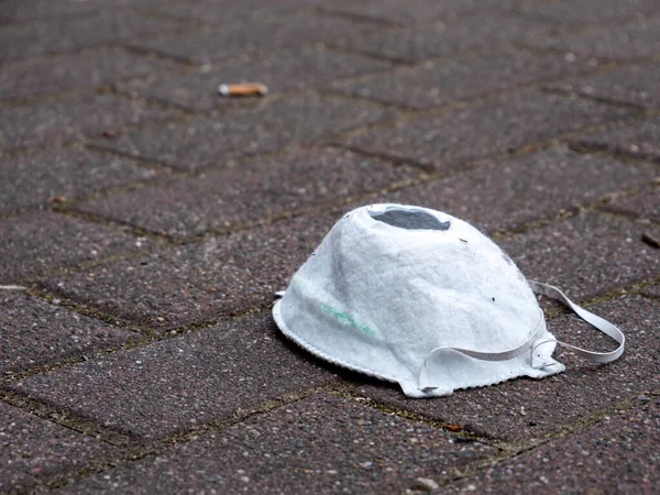 Gebruikt Gezichtsmasker Straat — Stockfoto