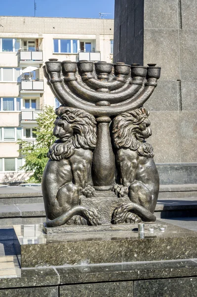 在波兰华沙举行的波兰犹太人历史的博物馆附近的狮子与烛台 — 图库照片