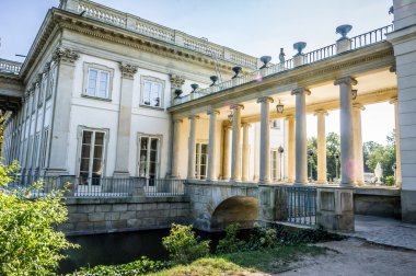 Bir colonnade, Varşova, Polonya Łazienki parkı ile köprü.