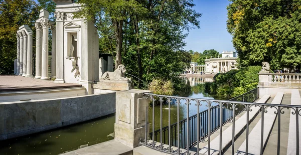 Lazienki Park, Pałac na wodzie w Warszawa, Polska. — Zdjęcie stockowe