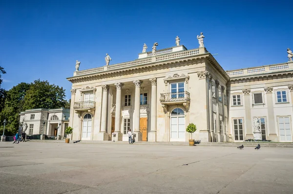 Lazienki Palace, Lazienki Park, Varsó, Lengyelország. Déli homlokzata — Stock Fotó