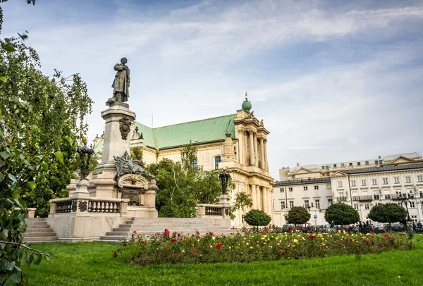 Adam Mickiewicz emlékműve, és Karmelita templom — Stock Fotó