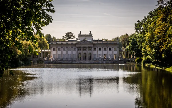 Palace, a víz, Lazienki Park, Varsó, Lengyelország. Északi homlokzat — Stock Fotó