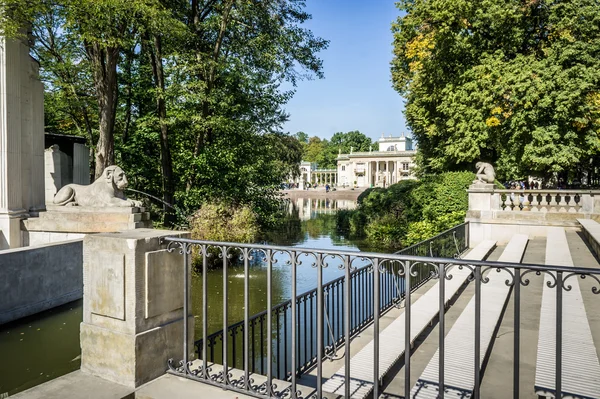 Lazienki Park, Pałac na wodzie w Warszawa, Polska. — Zdjęcie stockowe