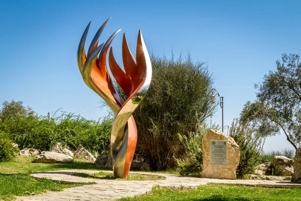 A escultura Etzioni Flame em Bloomfield Garden, Jerusalém — Fotografia de Stock