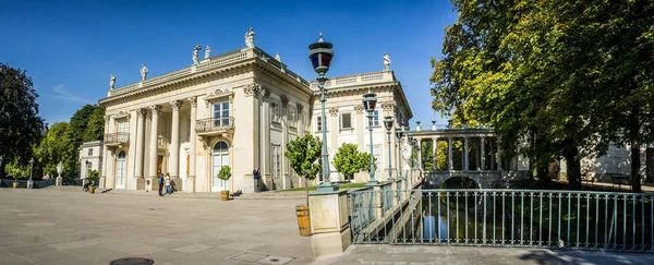 Lazienki Palace, Lazienki Park, Varsó, Lengyelország. Déli homlokzata — Stock Fotó