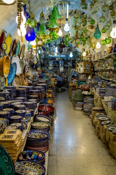 La tienda de cerámica, mercado árabe en la Ciudad Vieja de Jerusalén —  Fotos de Stock