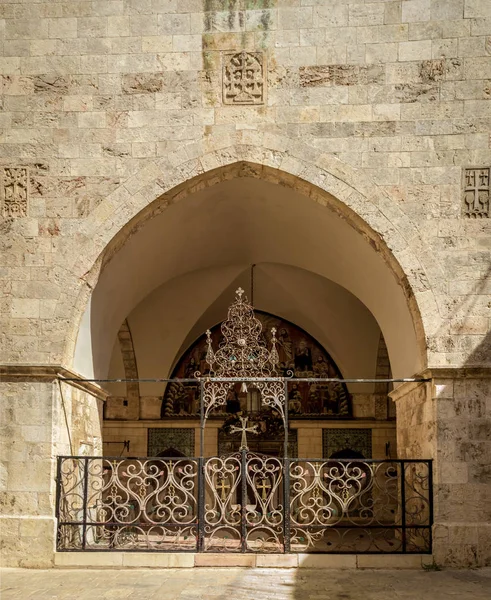 A entrada com treliça decorativa, Catedral de São Tiago em Jerusalém — Fotografia de Stock