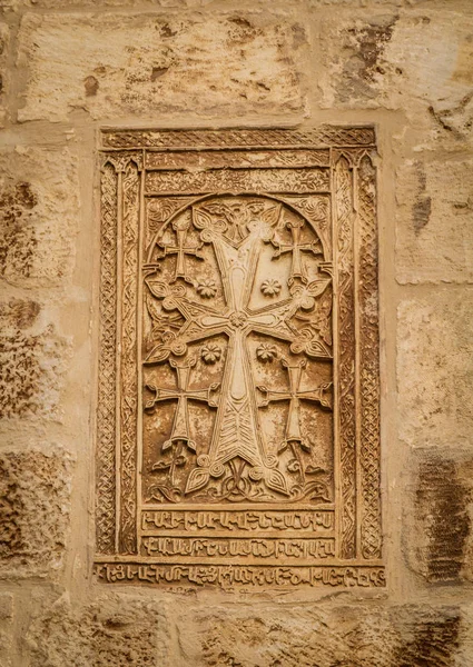 Der khachkar - armenischer kreuzstein, kathedrale des heiligen james in jerusalem, israel — Stockfoto