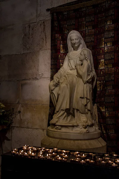 聖アンと若い聖母マリア エルサレム聖アン教会での彫刻 — ストック写真