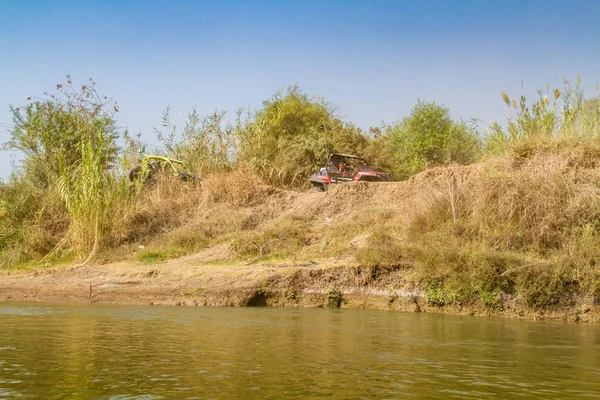 A Jordán folyó, all - terep jármű tetején a lejtőn. — Stock Fotó