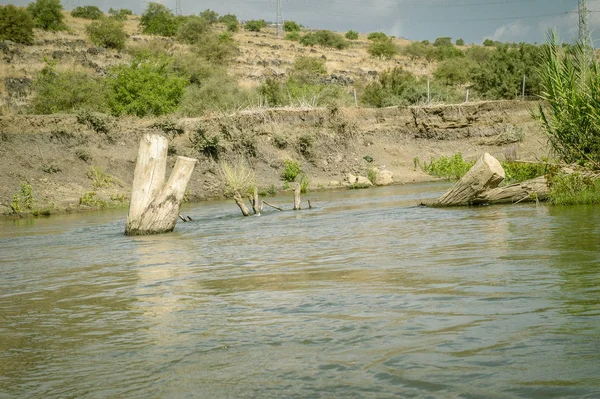 Nehir su dışına taşıyorsa eski mayo — Stok fotoğraf