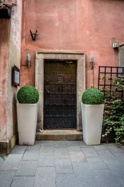 Vintage kapı, metal kemer ve perçin çivileri, pencere çubuklu