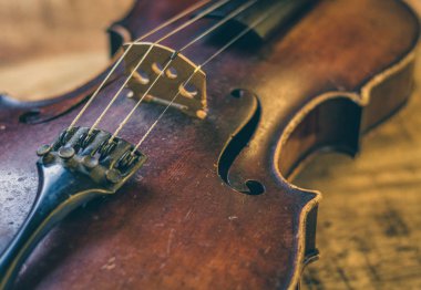 Yakın çekim yaşlı keman