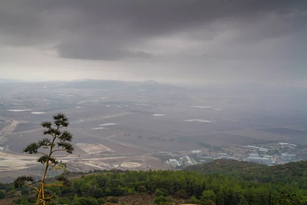 Θέα στην κοιλάδα Jezreel σε χειμερινή ημέρα από Mount Carmel, το Ισραήλ — Φωτογραφία Αρχείου