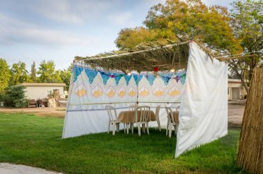 Sukkah - Yahudi tatil Sukkot kutlama için sembolik geçici kulübe