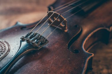 Yakın çekim yaşlı keman