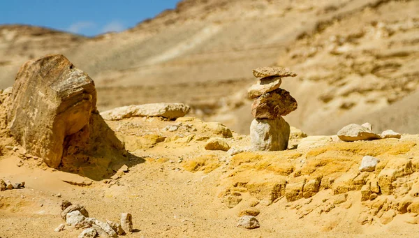Piramit ön planda Negev Çölü üzerinde kaba taş — Stok fotoğraf