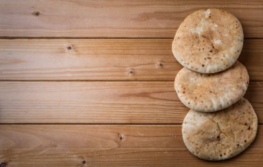 Pide, Arapça ekmek, ahşap arka plan, serbest metin alanı