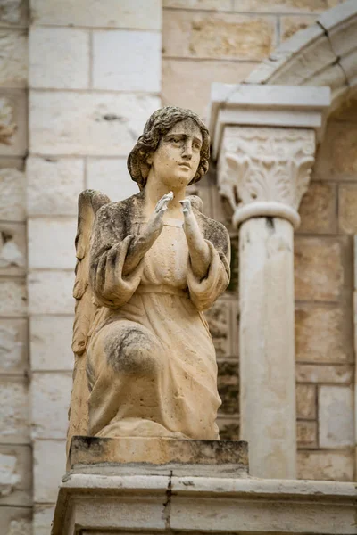 Sculpture of angel in facade, Catholic Wedding Church in Cana, Israel — Stock Photo, Image