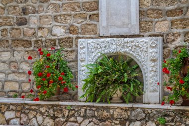 Kısma ve çiçekler, Rum Ortodoks düğün Kilisesi Cana İsrail'in avlusunda.