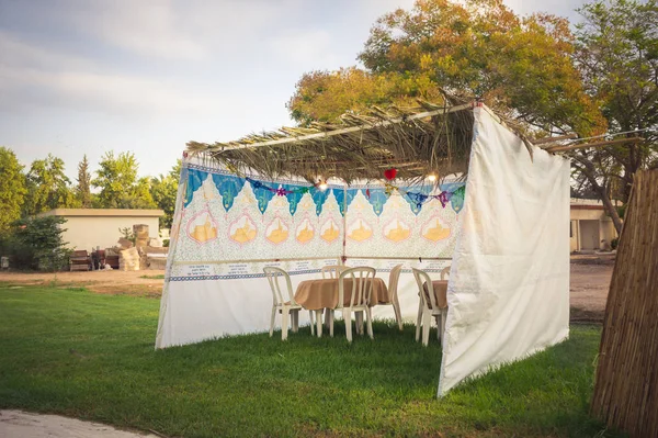 Sukkah - Yahudi tatil Sukkot kutlama için sembolik geçici kulübe